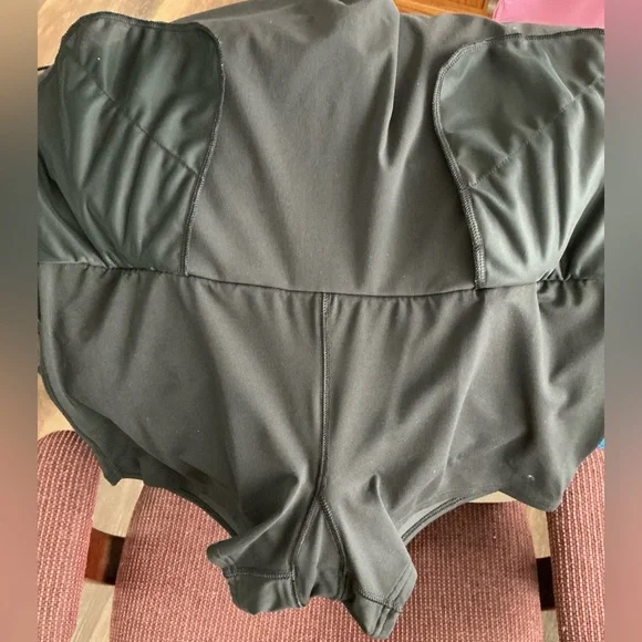 ⛳️ Columbia Women's Black Mini Skort LARGE - Picture 3 of 4